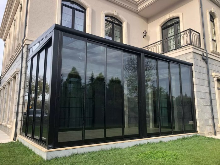 Jardin d’hiver adossé à la maison, vitrage toute hauteur et aluminium anthracite