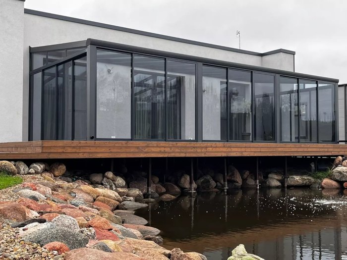 Grande façade vitrée au bord de l’eau, ossature anthracite