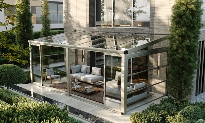 Salon vitré ouvert sur le jardin, structure fine en aluminium