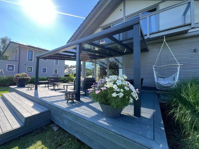 Toiture vitrée au-dessus d’une terrasse, lumière naturelle conservée