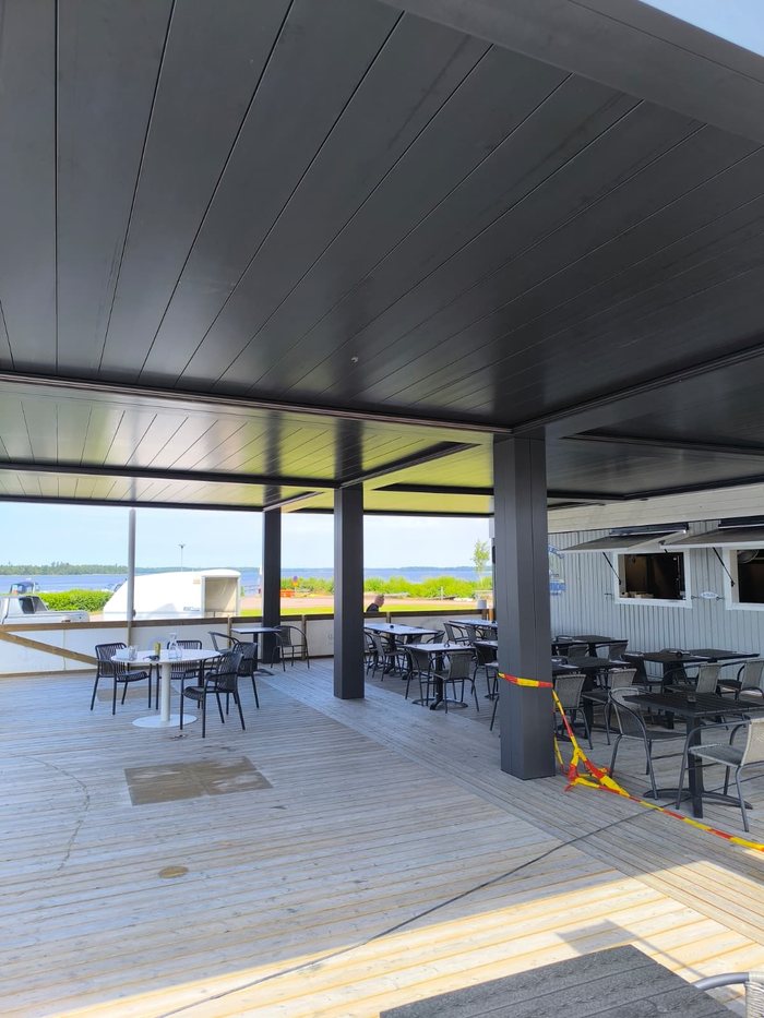 Vue sous la pergola sur la terrasse du restaurant