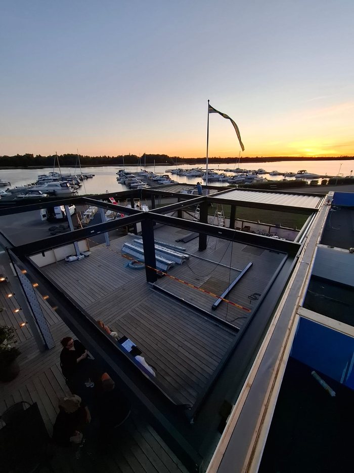 Terrasse du restaurant en soirée sous la pergola
