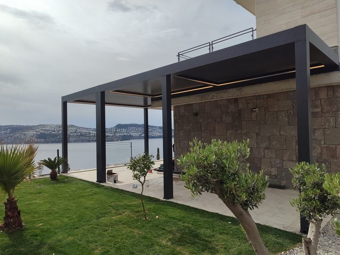 Pergola adossée à la maison, ouverte sur le jardin