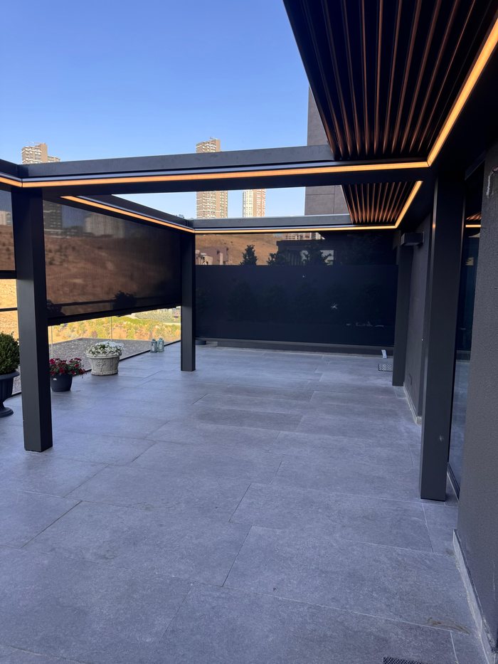 Pergola avec éclairage LED d’ambiance intégré, en soirée